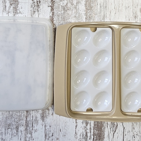 Vintage Tupperware Deviled Egg Keeper Carrier Tray 723-3 Tan Holds 16 Eggs - Picture 2 of 5